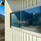 会社のロゴを倉庫に貼りました！